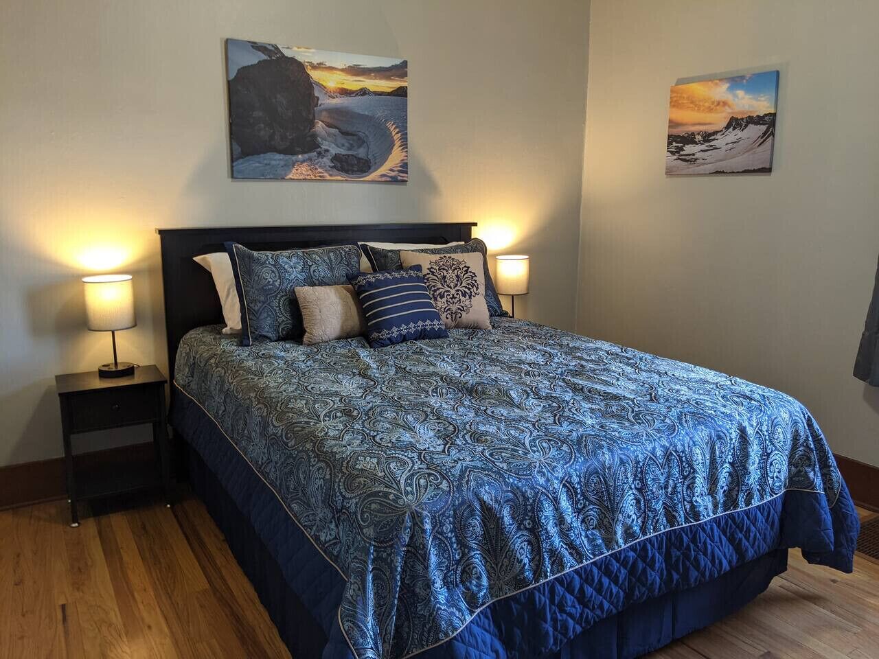 2 bedrooms, desk, iron/ironing board, WiFi