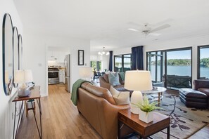 Smart-TV, Kamin, Videospiele, DVD-Player