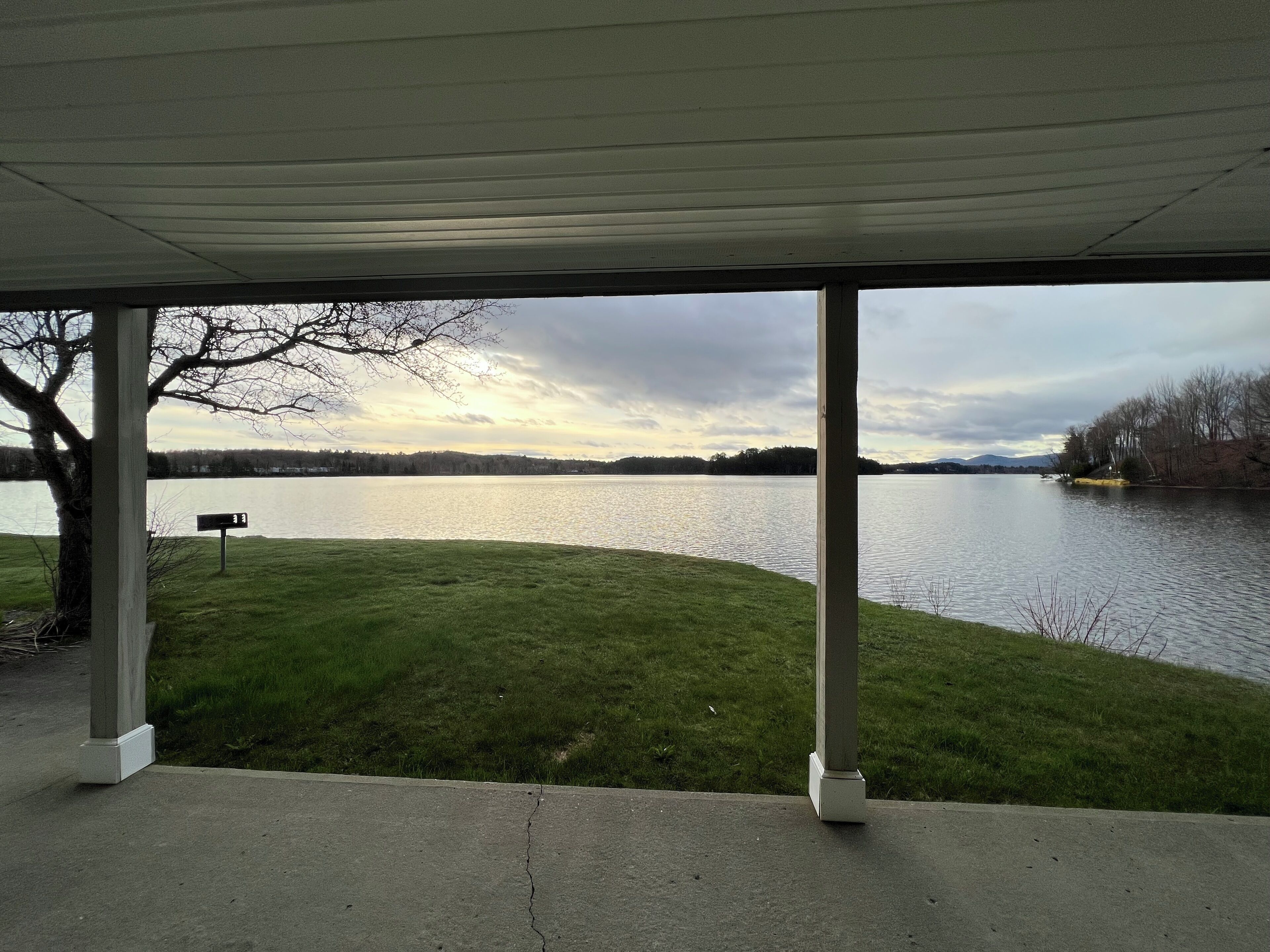 ベーシック ルーム クイーンベッド 2 台 レイクビュー (Essentials - First Floor) | 部屋からの景観