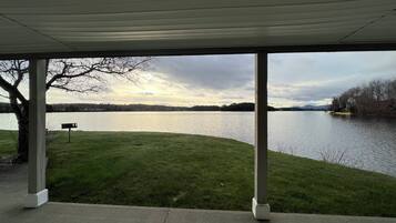 Kamar Basic, 2 Tempat Tidur Queen, pemandangan danau (Essentials - First Floor) | Pemandangan dari kamar