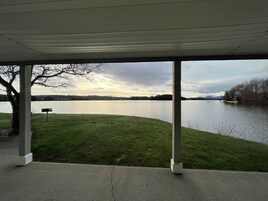 Quarto básico, 2 camas Queen, vista para o lago (Essentials - First Floor) | Vista do quarto