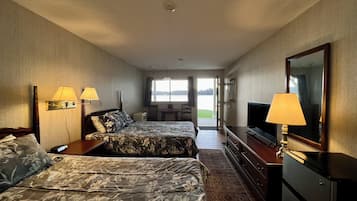 Kamar Basic, 2 Tempat Tidur Queen, pemandangan danau (Essentials - First Floor) | Dilengkapi dengan perabotan berbeda-beda dan ruang kerja ramah laptop