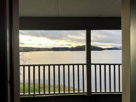 基础客房, 2 张大床, 湖景 (Essentials - 2nd Floor) | 客房景观
