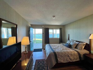 Deluxe - Single Queen, Lake View, First Floor | Individually furnished, laptop workspace, blackout drapes, free WiFi