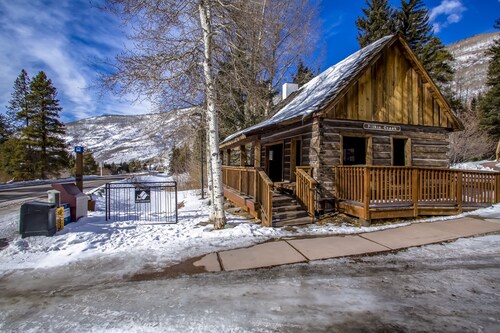 Charming Vail Condo, Hot Tub, Village Bus, Top Floor with Amazing Views. 