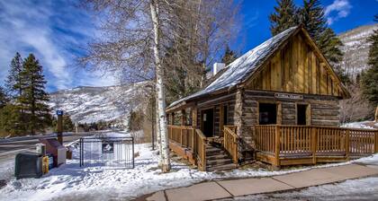 Charming Vail Condo, Hot Tub, Village Bus, Top Floor with Amazing Views.