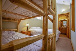 3 quartos, ferros/tábuas de passar roupa, berço de viagem