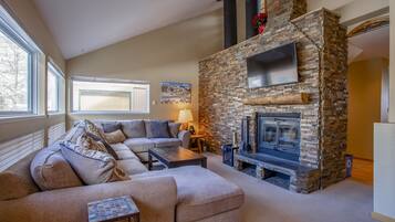 Smart-TV, Kamin, BĂŒcher, Stereoanlage