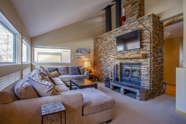 Smart TV, fireplace, books, stereo