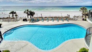 Una piscina con vista a la playa y al océano.