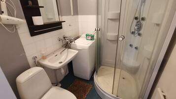 Apartment | Badezimmer | Dusche, HandtĂŒcher