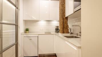 Kühlschrank, Mikrowelle, Herdplatte, Geschirrspüler