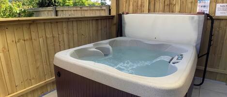 Outdoor spa tub