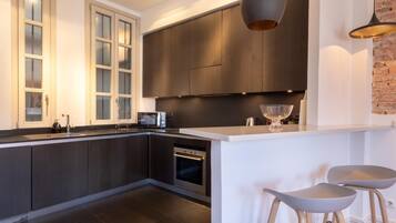 Frigorifero, microonde, forno, piano cottura