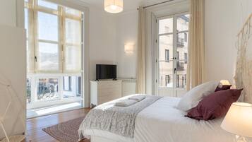 3 habitaciones, tabla de planchar con plancha y cuna de viaje