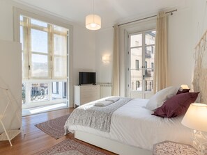 3 habitaciones, tabla de planchar con plancha y cuna de viaje 