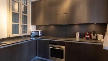 Een koelkast, een magnetron, een oven, een kookplaat