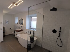 Hair dryer, towels, soap, toilet paper - Unique and modern apartment with designer bathroom and balcony (Petting)