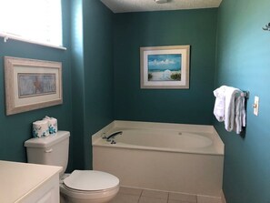 Bathtub, hair dryer, towels, soap - Hilton Head vacation resort: 2 blocks from the beach, near restaurants and golf! (Hilton Head Island)