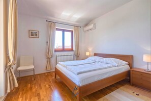 3 habitaciones, tabla de planchar con plancha, cuna de viaje y wifi