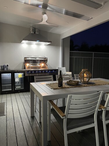 Blue Bay - Close to Fingal Bay Beach. Mid Week Stay Special Now On.