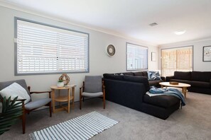 Smart TV, Netflix, streaming services - Blue Bay - Close to Fingal Bay Beach. Mid Week Stay Special Now On. (Fingal Bay)