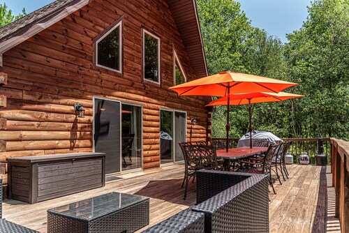 BLISS ~Log Chalet ~6BEDROOMS ~4 BA~GAMEROOMS ~HOT TUB~5 MIN. TO SLOPES