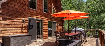 BLISS ~Log Chalet ~6BEDROOMS ~4 BA~GAMEROOMS ~HOT TUB~5 MIN. TO SLOPES