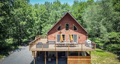 BLISS ~Log Chalet ~6BEDROOMS ~4 BA~GAMEROOMS ~HOT TUB~5 MIN. TO SLOPES