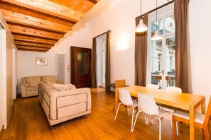 Living area - Apt x 4 IN THE FULL CENTER! 400 meters from Porta Susa (Torino)