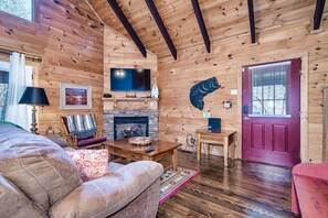 تلفزيون، مدفأة، مشغل دي في دي، كُتُب