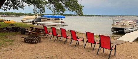 Sur la plage, chaise longue, serviettes de plage
