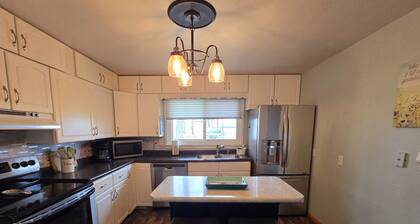 3 Bed Lake Home, Beach Vibes, Located on DL Strip!