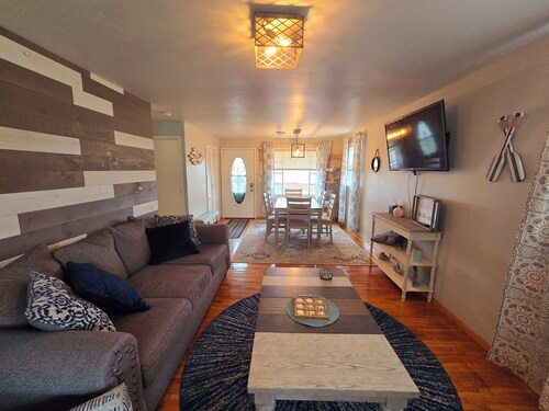 3 Bed Lake Home, Beach Vibes, Located on DL Strip!