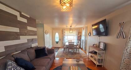 3 Bed Lake Home, Beach Vibes, Located on DL Strip!