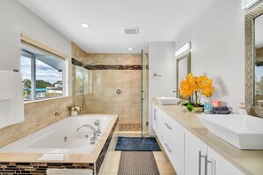 Bañera con ducha, bañera de hidromasaje, secador de pelo, toallas