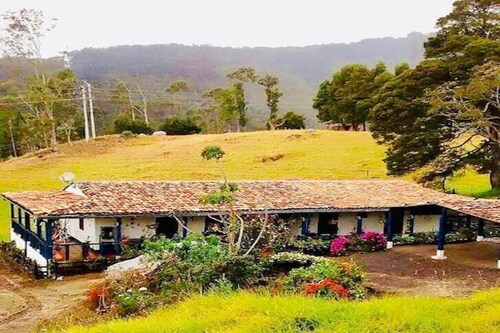 Casa ecoturistica con rio y vista a las montañas