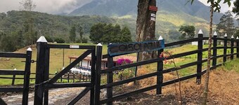Casa ecoturistica con rio y vista a las montañas