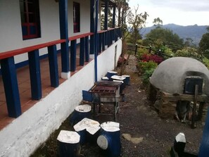 Outdoor dining - Casa ecoturistica con rio y vista a las montañas (Pacho)