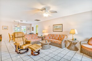 TV, books - Waterfront, Single-Story Home on a Canal w/ Dock, Kayaks, AC - 1 Small Dog OK (Key West)