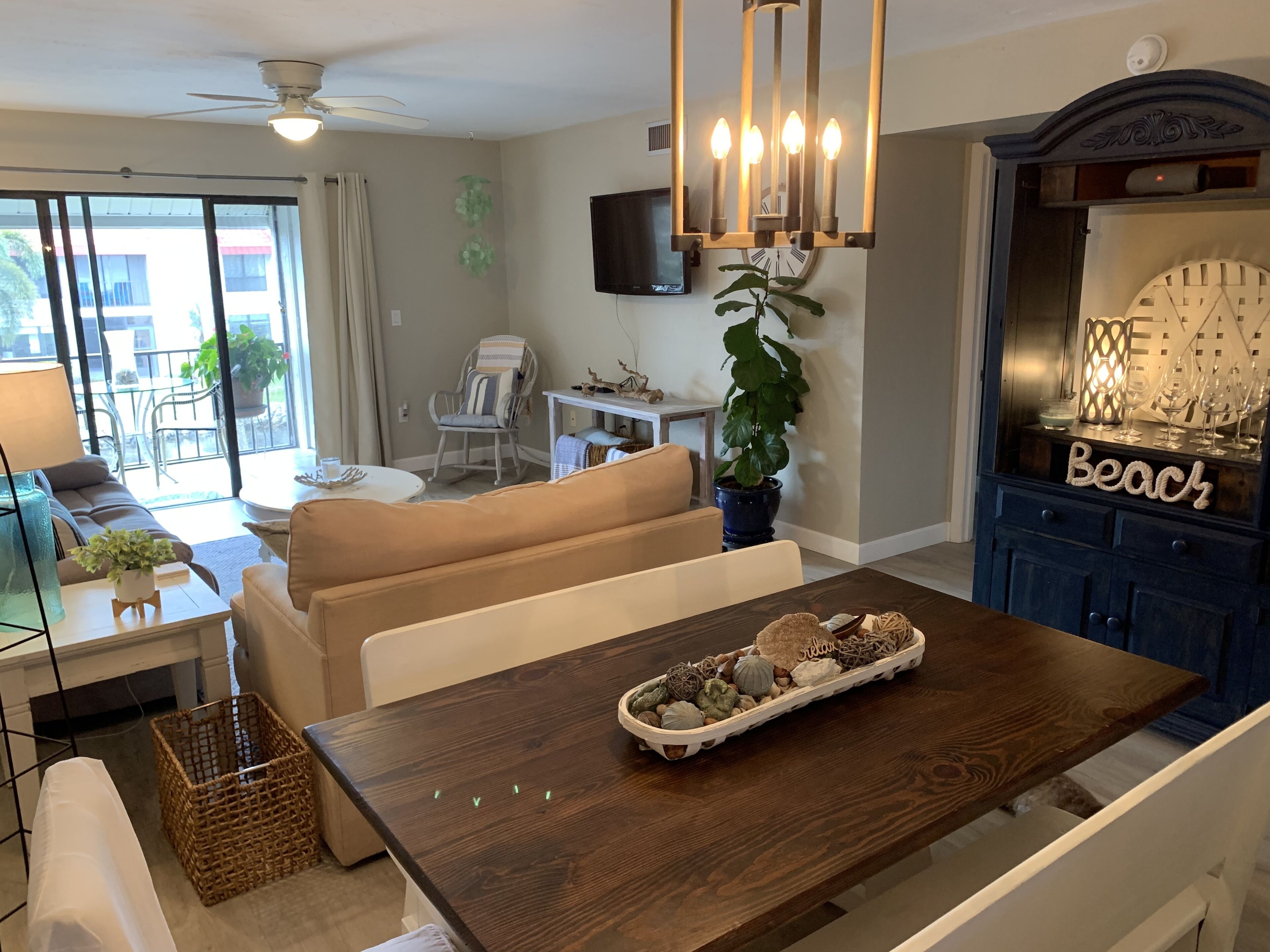 Un coin repas avec une table en bois, une plante en pot et un élément décoratif au centre.