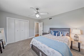 3 habitaciones, escritorio y tabla de planchar con plancha 