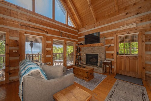 Cabin of Dreams Beautiful Mountain Views • Hot Tub • Near Dollywood & Gatlinburg