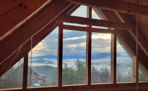 Cabin of Dreams – Bluff Mountain Views, Hot Tub & Wildlife