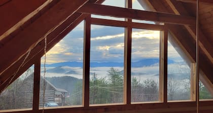 Cabin of Dreams – Bluff Mountain Views, Hot Tub & Wildlife