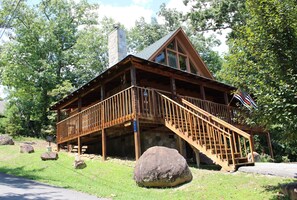 Exterior - Cabin of Dreams – Bluff Mountain Views, Hot Tub & Wildlife (Pigeon Forge)