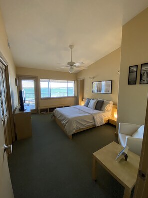 3 bedrooms, iron/ironing board, WiFi, bed sheets - Private Waterfront Home with Pickleball Court (Buchanan Dam)