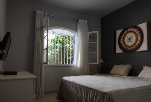 11 室のベッドルーム、デスク、アイロン / アイロン台、旅行用ベビーベッド