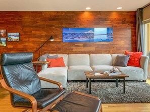 TV, fireplace, table football, ping pong - Urban Loft - Sophisticated & Modern, Views, A/C, Fireplace, Ping Pong, Foosball, Downtown (Hood River)