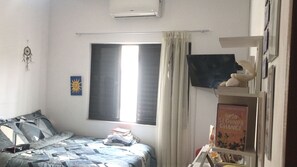 4 quartos, escrivaninha, ferros/tábuas de passar roupa